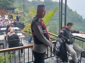 Personil Polsek Tegalwaru Patroli Siang Imbau Wisatawan di Puncak Sempur Agar Waspada