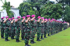 BENDERA MERAH PUTIH BERKIBAR, PRAJURIT MAKO KORMAR PERTEGUH LOYALITAS