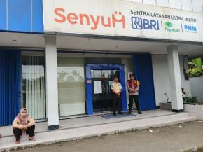 Aipda Hengky Anggota Polsek Batujaya Sambangi Scurity Bank BRI Unit Batujaya dan menyampaikan Himbauan Kamtibmas