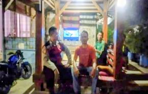 Pak Bhabinkamtibmas Ikut Serta Dalam Giat Ronda Bersama Warga