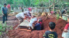 Wujud Pelayanan Masyarakat, Bhabinkamtibmas Takziah dan Hadir di Pemakaman Warga Yang Meninggal