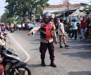 Anggota Polsek Banyusari Ciptakan Keamanan di Acara Hiburan/Hajatan di Desa Gempol