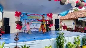 Tangis Haru dan Tarian Tradisional Warnai Pelepasan Siswa SDN Pangulah Baru I