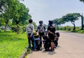 Budayakan Kamseltibcarlantas, Satlantas Polresta Karawang Bina Etika Berlalu Lintas Kepada Pengendara Motor di Jalan Raya