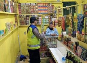 Anggota Prekat Polsek Banyusari Lakukan Razia Miras Demi Ciptakan Situasi Kamtibmas Kondusif