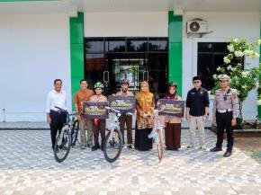 Kapolres Subang Berikan Sepeda kepada Tiga Siswa MA Negeri 1 Subang, Wujud Kepedulian Polri terhadap Generasi Muda