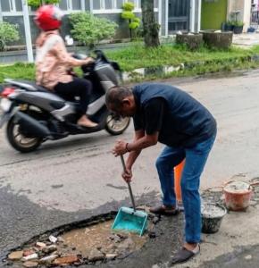 Demi Keselamatan Bersama, Warga Karanganyar Indramayu Bergotong Royong Menambal Jalan Berlubang
