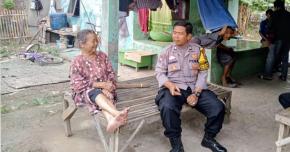 Bhabinkamtibmas Desa Purwadana Sapa Masyarakat saat Giat Sambang