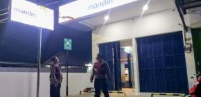 Kanit Sabhara Polsek Batujaya bersama Anggotanya Cegah GU Kamtibmas di Bank Mandiri Unit Batujaya pada malam hari