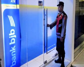 Atensi Patroli Malam Jajaran Personil Polsek Tegalwaru Monitor Objek Vital Perbankan di Loji