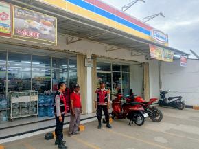 Anggota Polsek Batujaya melaksanakan Giat Cipta Kondisi KRYD di Minimarket