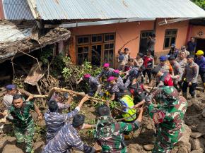 DARI SULAWESI UTARA, PRAJURIT MARINIR TNI AL TERUS HADIR CARI KORBAN HILANG DI TENGAH LONGSOR