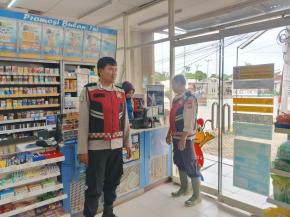Anggota Polsek Batujaya laksanakan Patroli Prekat serta Ciptakan Keamanan di Minimarket