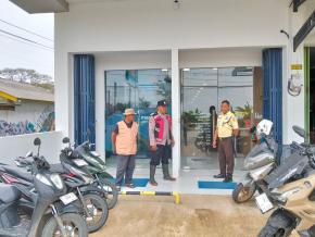 Bripka Sholihin Anggota Polsek Batujaya Sambangi Scurity Bank BJB Unit Batujaya