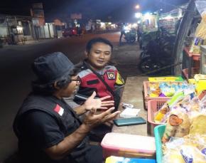 Anggota Bhabin Polsek Banyusari Melaksanakan Sosialisasikan Bahaya Judi Online Kepada Masyarakat