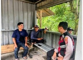 Bhabinkamtibmas Polsek Pangkalan Laksanakan Sambang Humanis ke Warga Desa Tamansari