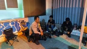 Bhabinkamtibmas Polsek Klari Sambangi Remaja di Malam Hari, Sampaikan Pesan Kamtibmas untuk Generasi Muda