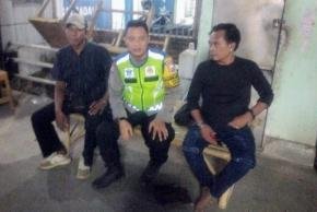 Tidak Bosan Bhabinkamtibmas Ikut Serta Dalam Giat Ronda Bersama Warga