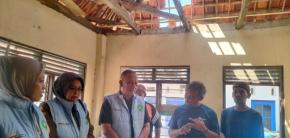 Bunda Ela Bantu Perbaikan Rumah Empat Bersaudara Yatim Piatu di Desa Timbang Kecamatan Cigandamekar Kuningan

