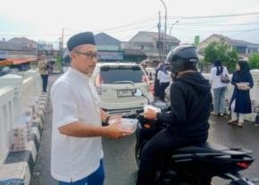 Berbagi di Bulan Suci, DPRKP Karawang Tebar 1.000 Takjil untuk Warga