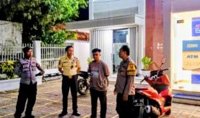 Patroli Polsek Rengasdengklok Berikan Himbauan Kamtibmas Kepada Security Bank BRI KCP Rengasdengklok