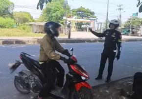 Gaungkan Kamseltibcarlantas, Satlantas Polres Karawang Beri Teguran Humanis Kepada Pengendara Motor