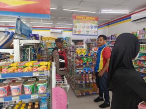 Upaya Personil Laksanakan dengan Penuh ketelitian Guna antisipasi Guankamtibmas, Lakukan Patroli Rutin Pertokoan Diwilayah Hukum Polsek Tempuran,.