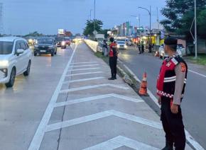 Polres Karawang Pantau Puncak Arus Balik Nataru, Volume Kendaraan di Tol Jakarta–Cikampek Terus Meningkat