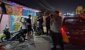 Polsek Klari Laksanakan Patroli Malam Hari, Berikan Himbauan Kepada Anak Muda Yang Nongkrong