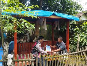 Anggota Polsek Batujaya mensosialisasikan QR Code Div Propam Polri kepada Masyarakat