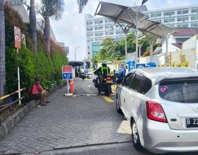 Lawan Kemacetan Tol Karawang Timur, Personel Satlantas Polres Karawang Kawal Balita Kejang ke Rumah Sakit