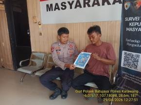 Melalui kegiatan Sambang, Anggota Polsek Batujaya Kembali Sambangi Masyarakat guna mensosialisasikan QR Code Div Propam Polri