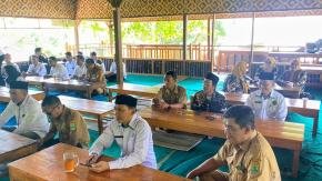 Kapolsek dan Muspika Kecamatan Tegalwaru Gelar Rapat Mingguan Keliling di Desa Mekarbuana