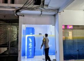 Personil Polsek Tegalwaru Gelar Patroli Malam, Sambangi Kantor Perbankan di Loji Pastikan Aman