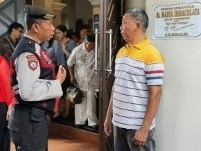 POLRI HADIR, UNIT PATROLI SUBDIT GASUM DIT SAMAPTA POLDA NTB AMANKAN GIAT IBADAH UMAT KATOLIK DI GEREJA