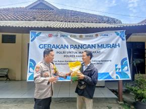Kapolsek Tempuran Polres Karawang Sediakan Beras SPHP (Stabilitas Pasokan Dan Harga Pangan) Murah Untuk Masyarakat.