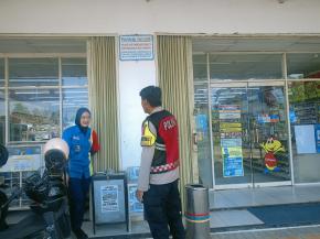 Anggota Polsek Batujaya Laksanakan Patroli Prekat di Minimarket yang ada di Wilayah Kecamatan Batujaya
