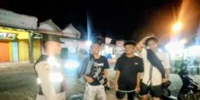 Pak Bhabinkamtibmas Getol Ikut Serta Dalam Giat Ronda Bersama Warga