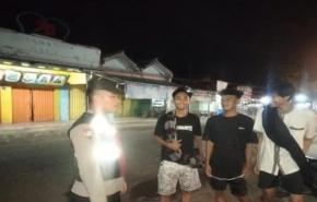 Upaya Tingkatkan Anggota Polsek Banyusari Kembali Melaksanakan Sosialisasikan Bahaya Judi Online Kepada Masyarakat di Wilayah Binaan