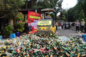 Polres Subang Musnahkan 16.000 Botol Miras dan 520 Knalpot Tidak Standar Wujud Nyata Komitmen Jaga Kamtibmas Jelang Operasi Lilin Lodaya 2025.