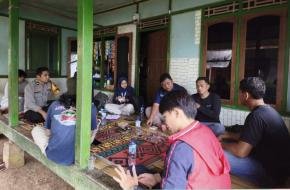 Bhabinkamtibmas Polsek Tegalwaru Giat Monitoring TJSL PT Pupuk Kujang di Desa Cintalaksana