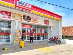 Aipda Ade Anggota Polsek Batujaya Tingkatkan Patroli Prekat guna Ciptakan Keamanan di Minimarket