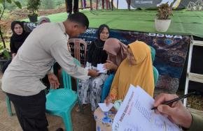Bhabinkamtibmas Polsek Klari Hadir Di Acara Pemberian Santunan Anak Yatim Piatu di Desa Karanganyar