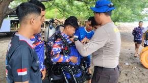 LATIHAN SAR DI PANTAI CEMARA, DITPOLAIRUD POLDA NTB ASAH TEKNIK PENYELAMATAN DI LAUT