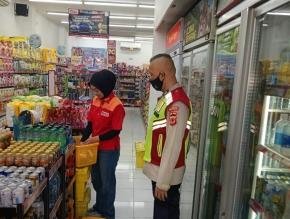 Pastikan Pertokoan di Loji Aman Personil Polsek Tegalwaru Giat Sambang dan Monitoring