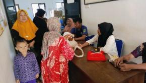 Sebanyak 540 KPM Desa Gempol Kecamatan Banyusari Terima Bantuan Beras dan Minyak Goreng