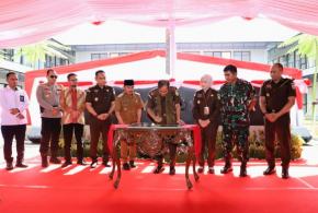 Bupati Bekasi Ade Kuswara Kunang Bersama Kepala Kejati Jawa Barat Hermon Dekristo, Meresmikan Griya Adhyaksa Milik Kejari Kabupaten Bekasi