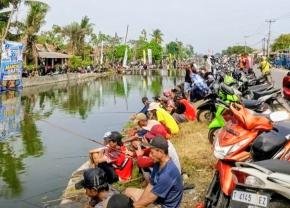 Joran, Canda, dan Silaturahmi, Warga Banyusari Rayakan HUT Karawang ke-393 dengan Mancing Gratis