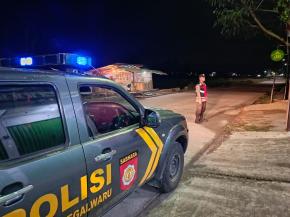 Personil Polsek Tegalwaru Patroli Dinihari Monitoring Jalan Kampung Munjul di Desa Cintaksana


