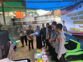 Wujud Kepedulian Sosial, Polres Karawang Serahkan Kunci Rumah Rutilahu
